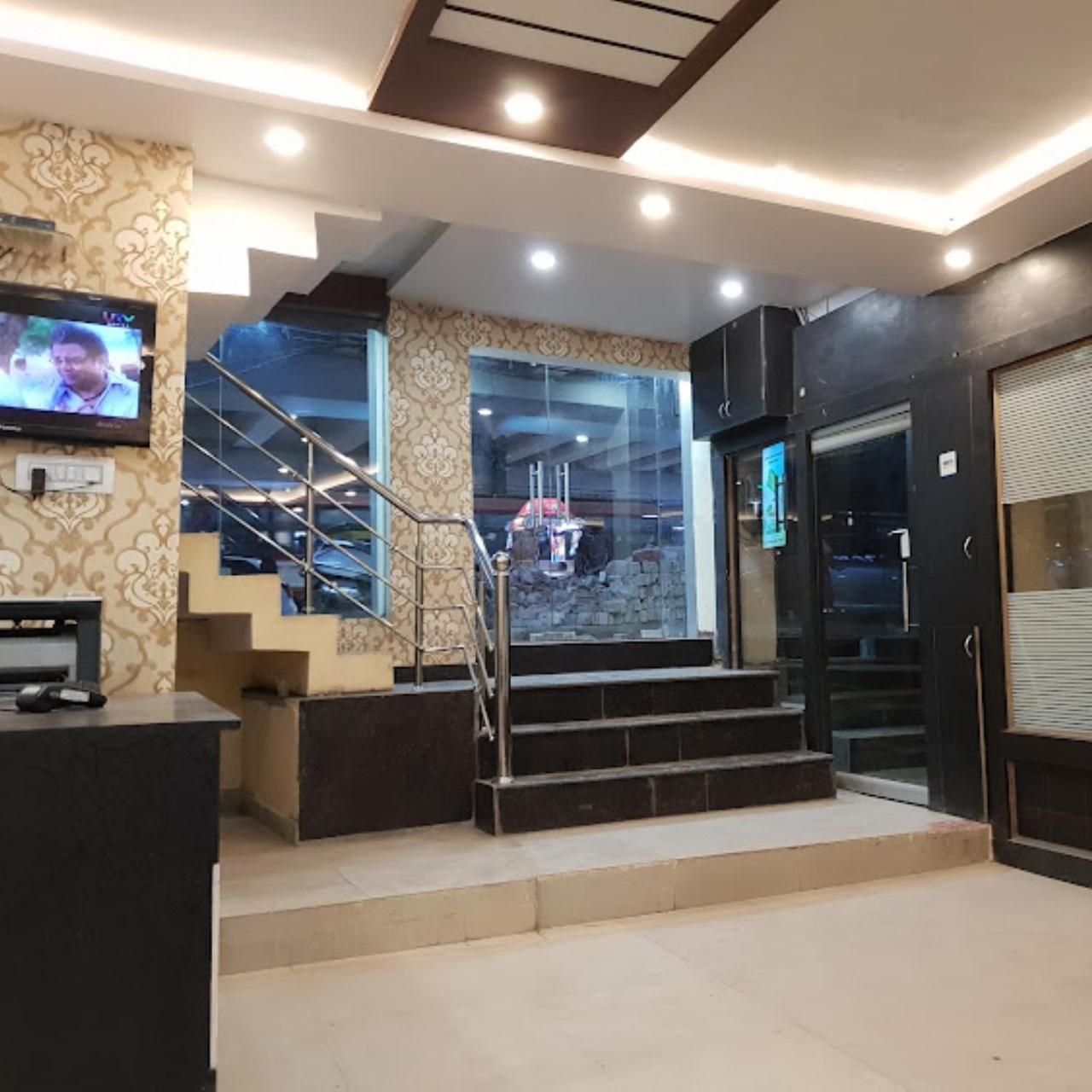 New Kumar Hotel & Banquet Lucknow Buitenkant foto