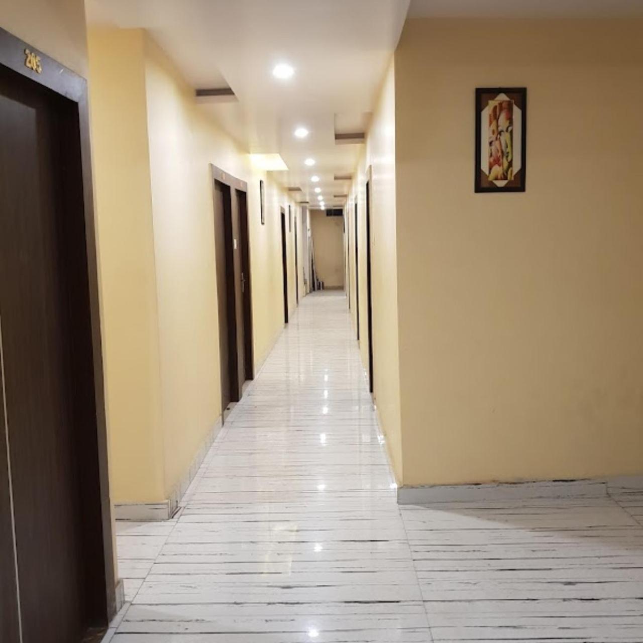 New Kumar Hotel & Banquet Lucknow Buitenkant foto